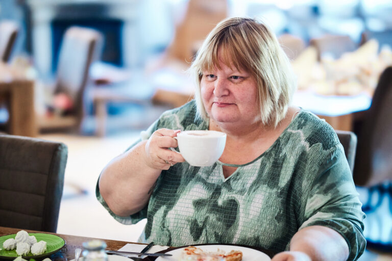 Gast beim Frühstücken im Strandhotel