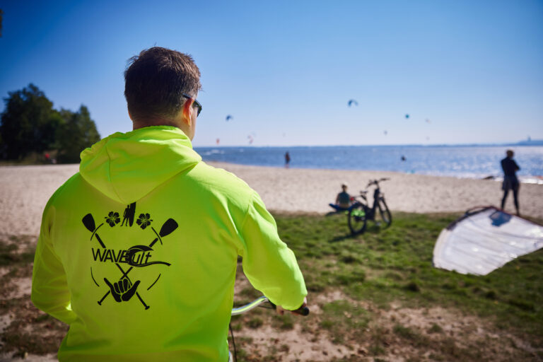 Strand am Steinhuder Meer mit einem Kitesurfer und Windsurfer