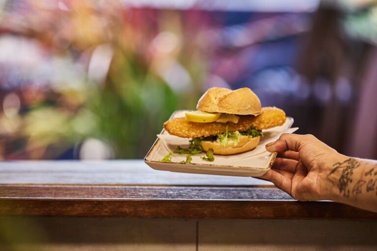 Backfisch im Brötchen mit frischer Zitrone Strandbar