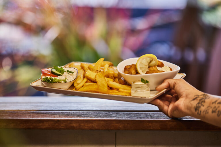 Fisch und Chips mit Remoulade und Mayo und Salat mit frischer Zitrone Strandbar