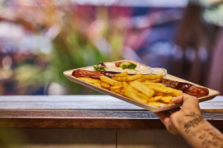 Riesen Currywurst mit Pommes und Mayo Strandbar