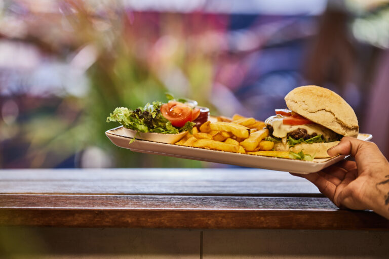 Burger mit Pommes und Salat Strandbar