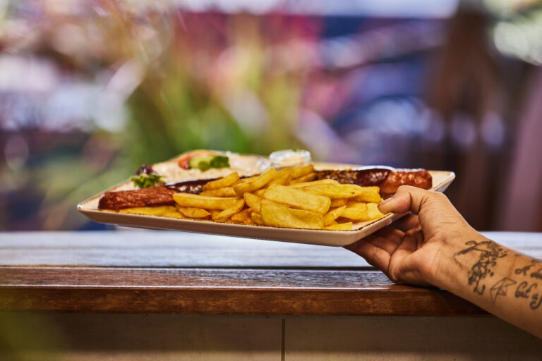 Currywurst mit Pommes und Mayo und Salat Strandbar