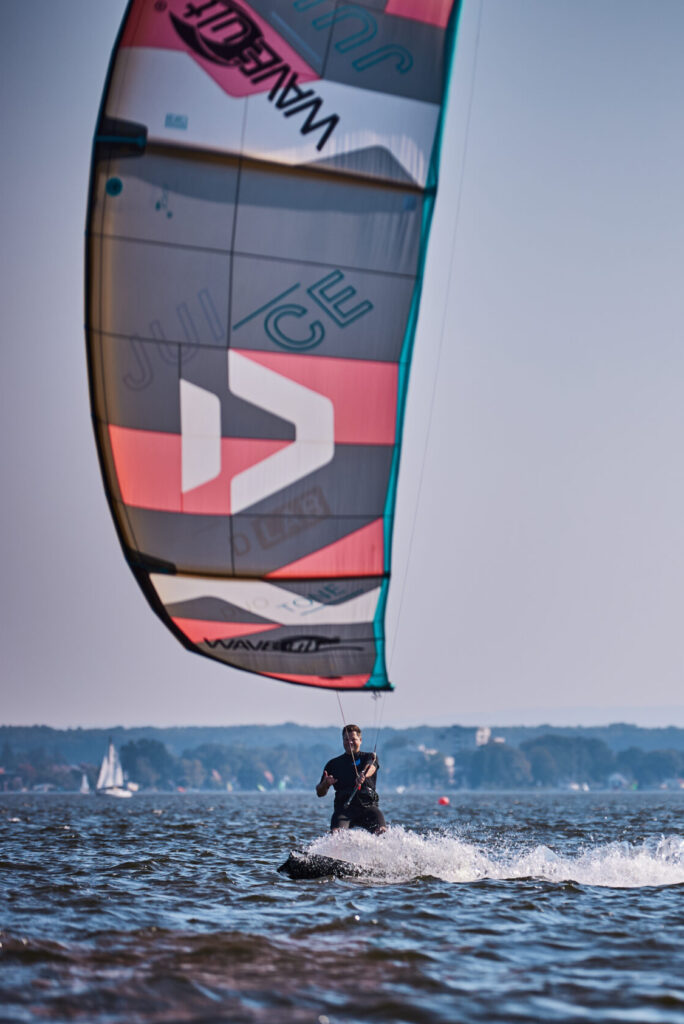 Kitesurfer mit Duotone auf dem Wasser am Steinhuder Meer Wassersport