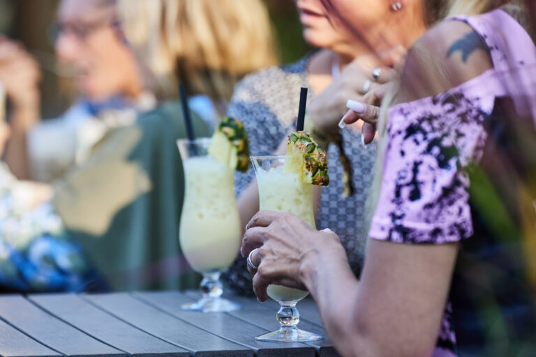 Cocktail auf der Terrasse der Strandbar am Steinhuder Meer