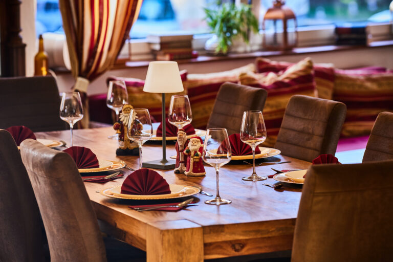 festlich gedeckter Tisch vor dem Kamin im Strandhotel am Steinhuder Meer Eventgastronomie