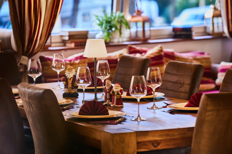 festlich gedeckter Tisch vor dem Kamin im Strandhotel am Steinhuder Meer Eventgastronomie