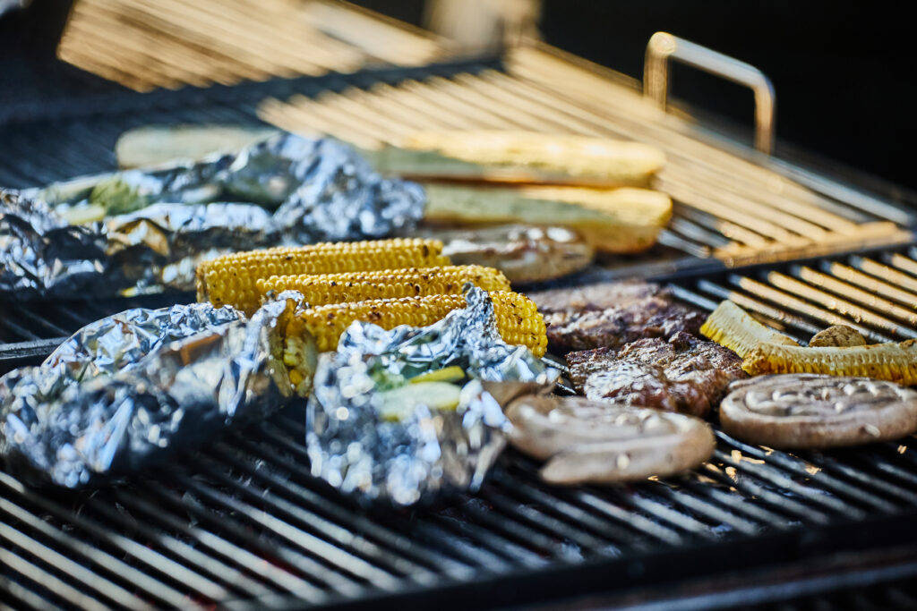 Hirschmeier-Media_20240920_01307 - WaveCult Grillmeister Frank Wittmershaus am Holzkohle Grill Eventgastronomie