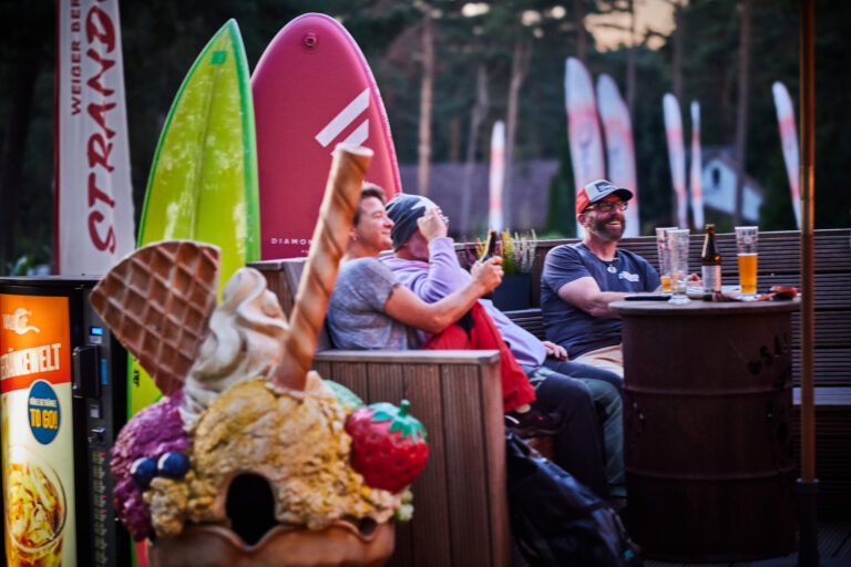 Wassersportler von WaveCult in der Lounge beim Essen und Trinken Eventgastronomie Strandbar