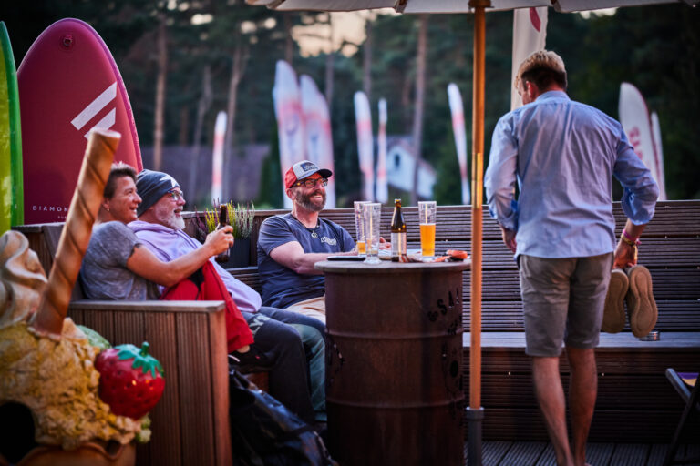 Wassersportler der WaveCult Community beim essen und trinken in der Lounge Eventgastronomie Strandbar Freizeit