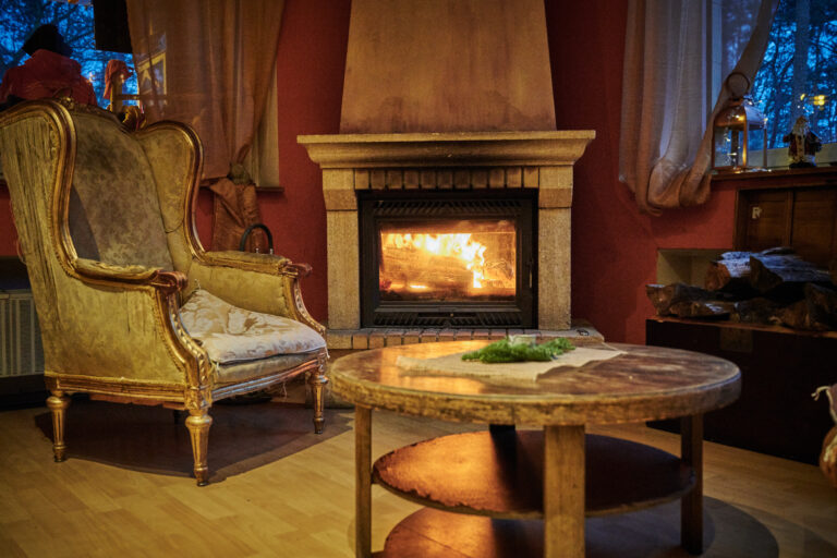 festlich gedeckter Tisch im Strandhotel am Steinhuder Meer vor dem Kamin Weihnachtsfeier