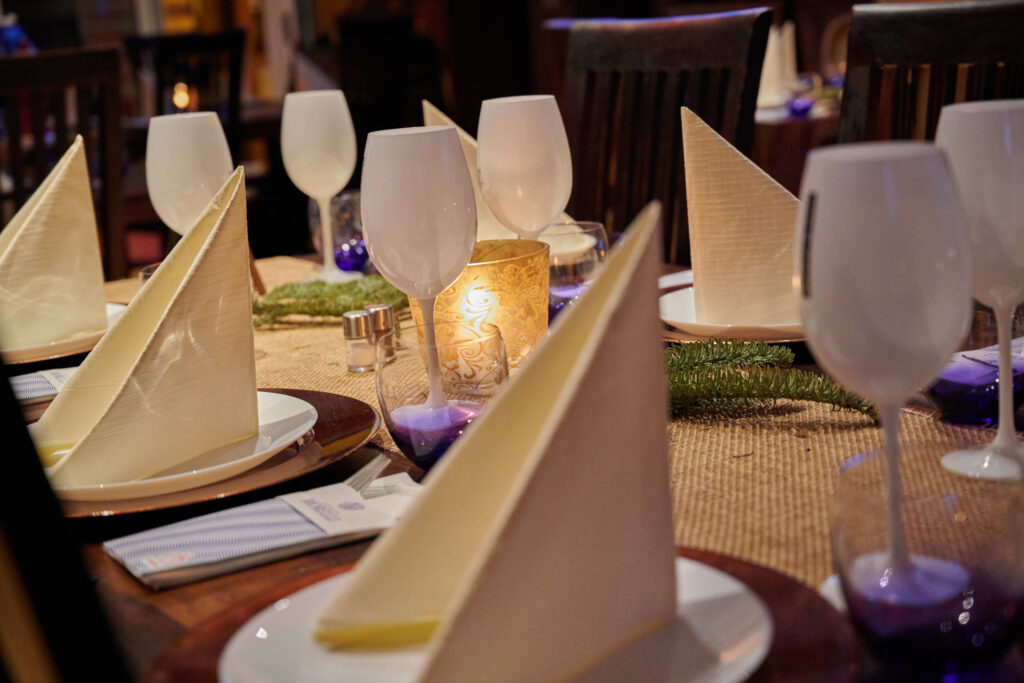 RPM_3875 - WaveCult festlich gedeckter Tisch im Strandhotel am Steinhuder Meer vor dem Kamin Weihnachtsfeier