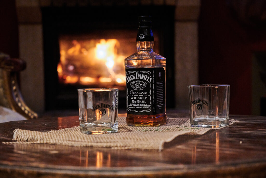 RPM_3898 - WaveCult Jack Daniels vor dem Kamin im Strandhotel am Steinhuder Meer Weihnachtsfeier