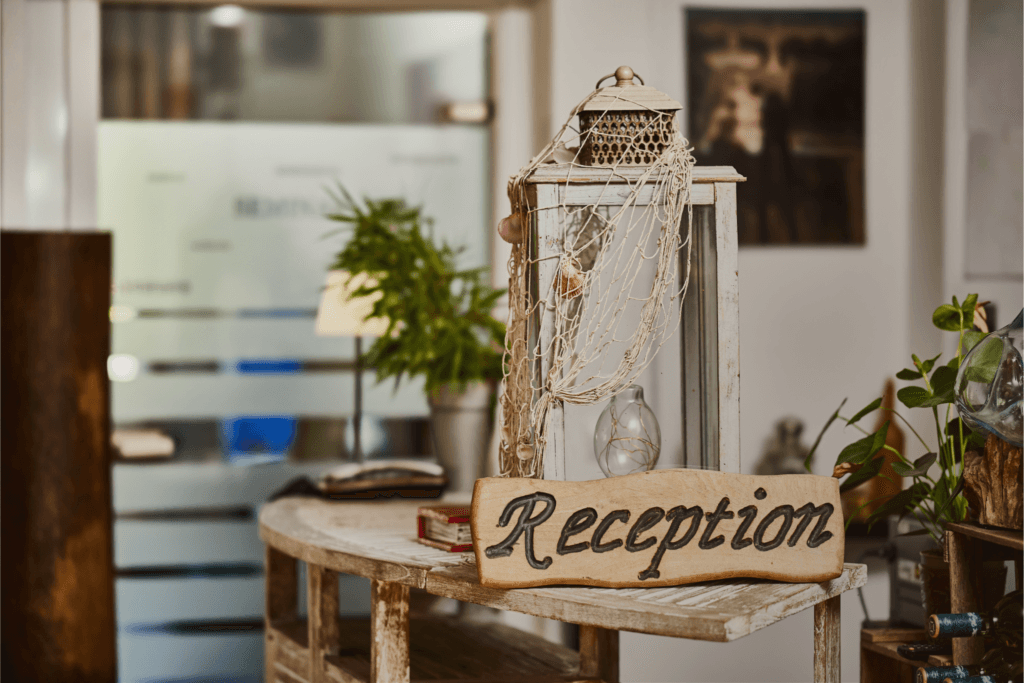 rezeption 2 - WaveCult Rezeption vom Strandhotel am Steinhuder Meer mit laterne und bar und vielen Pflanzen Freizeit